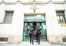 Dos policías nacionales acceden a la comisaría de la calle Correos, en Murcia.