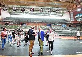 El alcalde Ballesta comprobando las mejores en el Palacio.