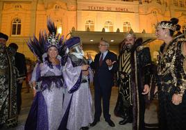 Alberto Castillo conversa con los representantes de Moros y Cristianos en la puerta del Romea.