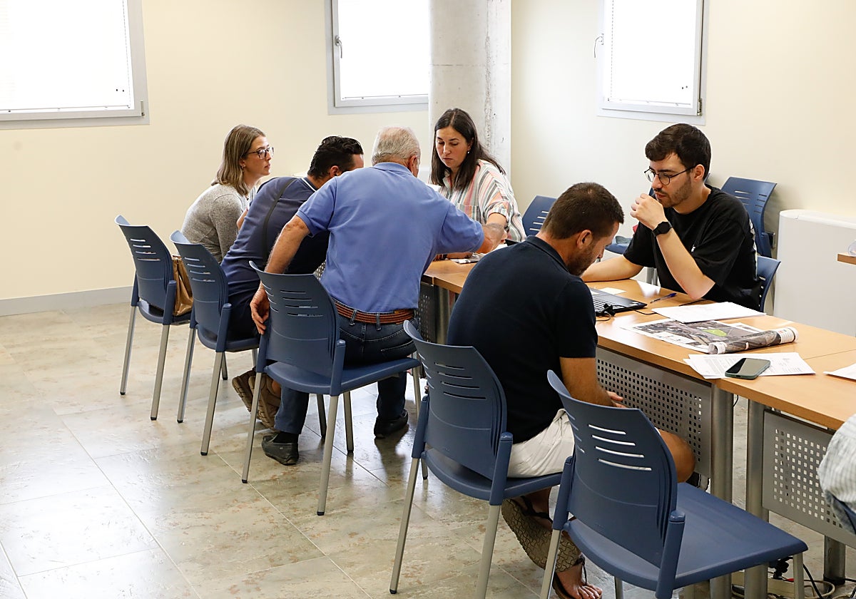 Afectados por las expropiaciones del Ave en el levantamiento de las actas previas en el Centro de Desarrollo Local, este martes.