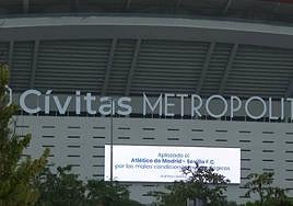 Cartel anunciado la suspesión del Atlético de Madrid - Sevilla por la DANA, el pasado domingo.