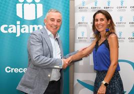 La presidenta del Colegio, Paula Payá, y el director territorial Murcia de Cajamar, Diego González.