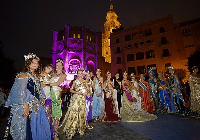 Las Abanderadas de Moros y Cristianos, con sus trajes de gala, en la plaza de los Apóstoles.