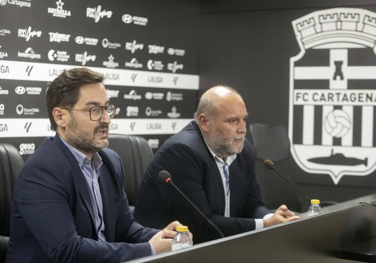 Paco Belmonte, junto a Manuel Sánchez Breis, durante su comparecencia de ayer en el Cartagonova.