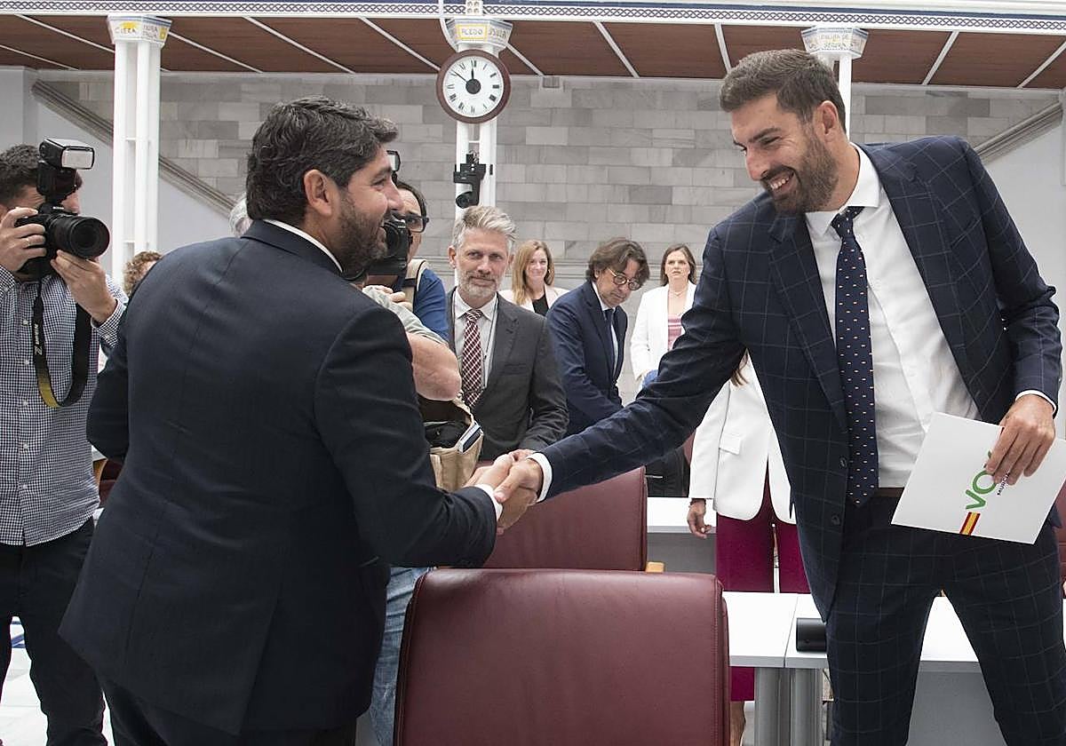 Fernando López Miras y José Ángel Antelo se estrechan la mano durante la primera sesión del debate de investidura, este miércoles, en la Asamblea Regional.