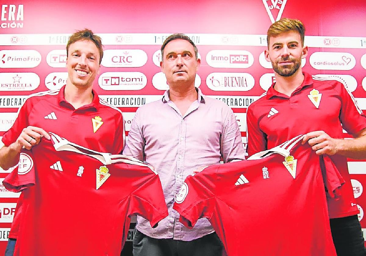Javier Recio, director deportivo, en la presentación de Tomás Pina y Gianni Cassaro, dos de los últimos fichajes del Real Murcia.