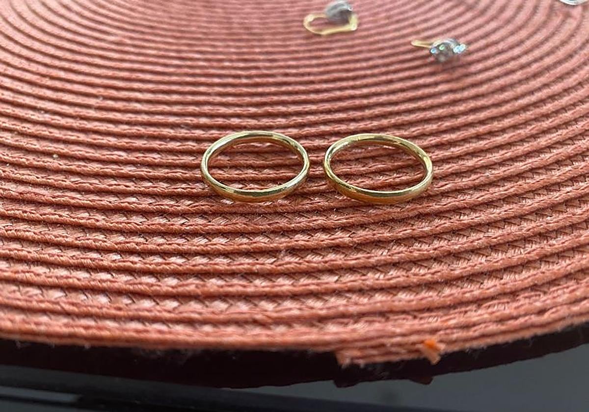 Anillos recuperados por la Policía Local de Orihuela.