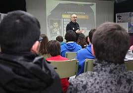 Un policía da una charla contra el bullying en una imagen de archivo.