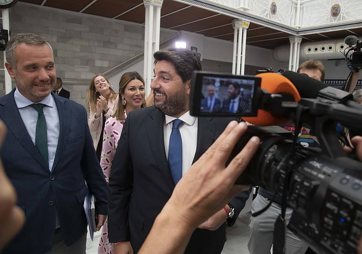 Joaquín Segado (izq), junto a Fernando López Miras, este miércoles en la Asamblea.