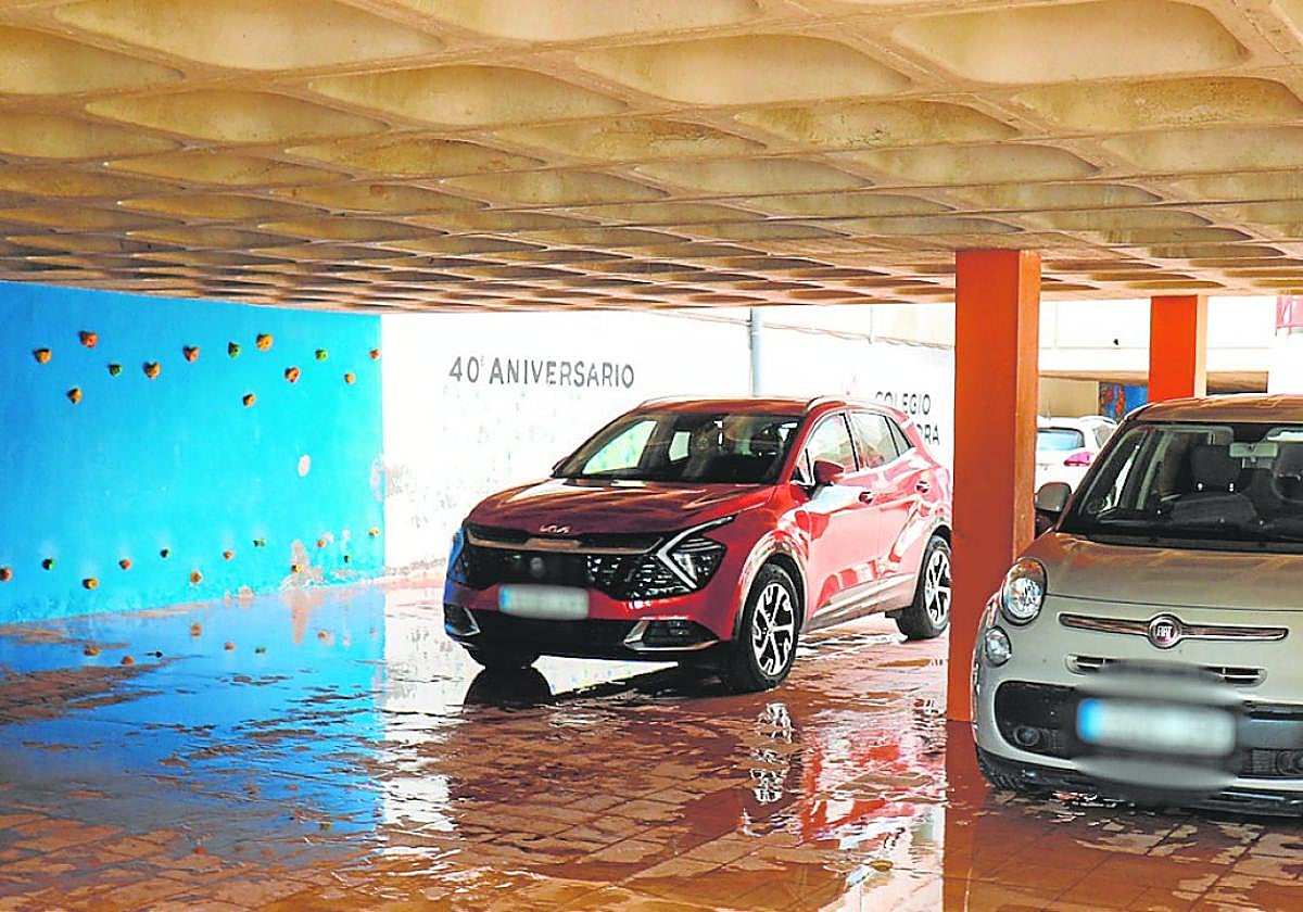 El agua de la tubería brota de debajo de la pared pintada de azul, en una imagen tomada ayer.