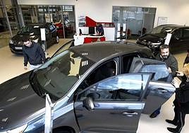 Clientes en un concesionario, en una foto de archivo.