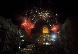 Un momento de la representación, este jueves, con la fachada de la Catedral de Murcia como escenario.