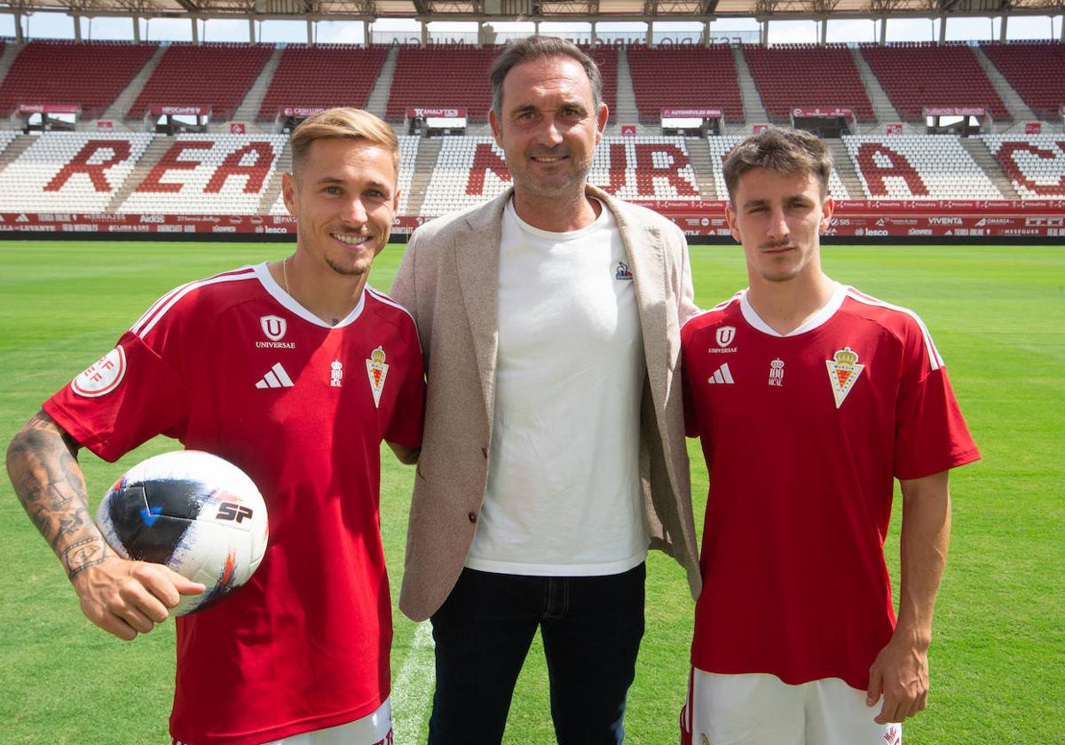 Isi Gómez, a la izquierda, y Sergio Navarro, a la derecha, junto a Javier Recio.