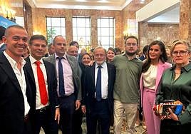 Raúl Sánchez (cirujano), Ángel Aroca (jefe de la Unidad), Javier Cobas (Subgerente de La Paz), Rafael Pérez-Santamaría (Gerente de La Paz), Domingo (un paciente), la Reina Letizia, y la madre de Domingo.