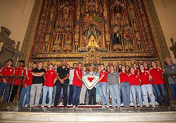 Tradicional ofrenda floral del Real Murcia en la Catedral