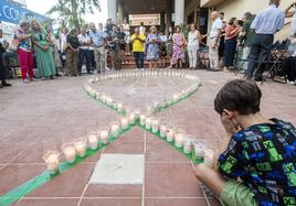 El Teléfono de la Esperanza homenajeó ayer a las víctimas de suicidio con el encendido de velas.