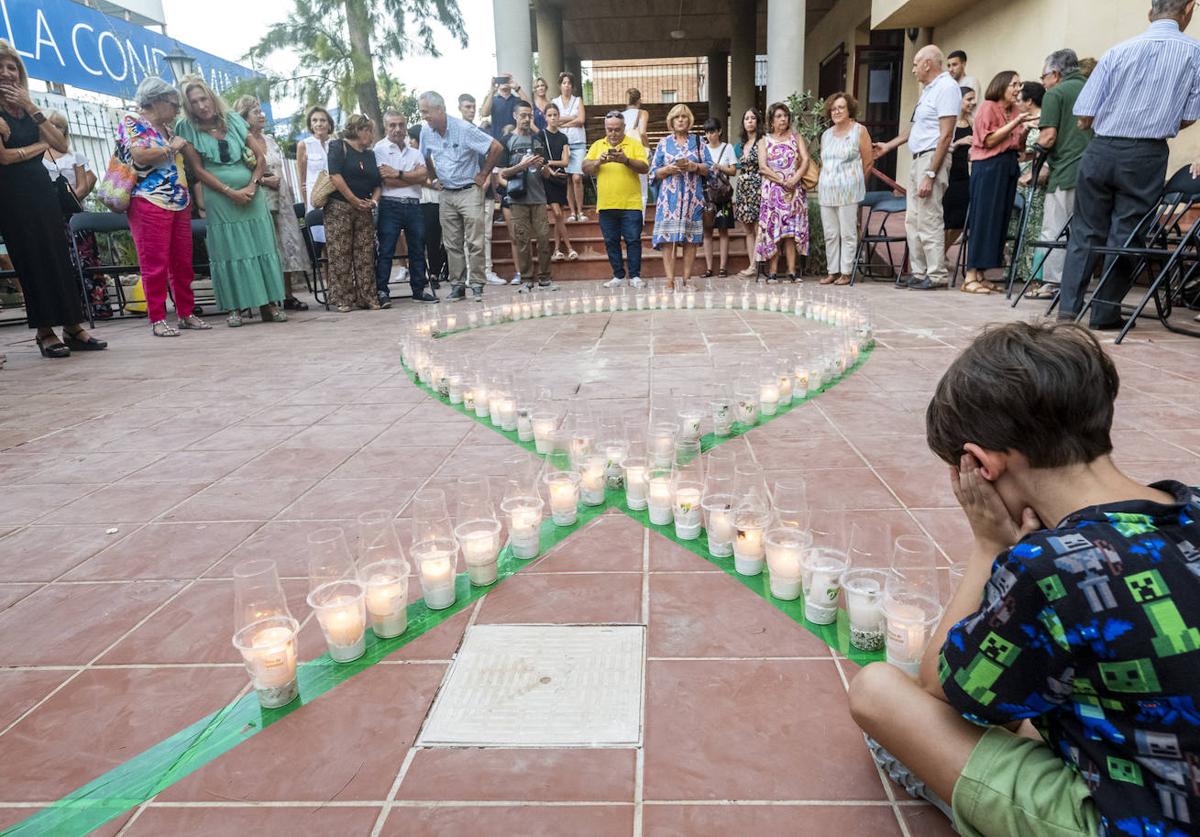 El Teléfono de la Esperanza homenajeó ayer a las víctimas de suicidio con el encendido de velas.