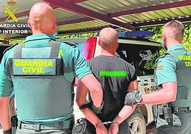 Agentes de la Benemérita trasladan a un menor detenido en Cieza por varios atracos.