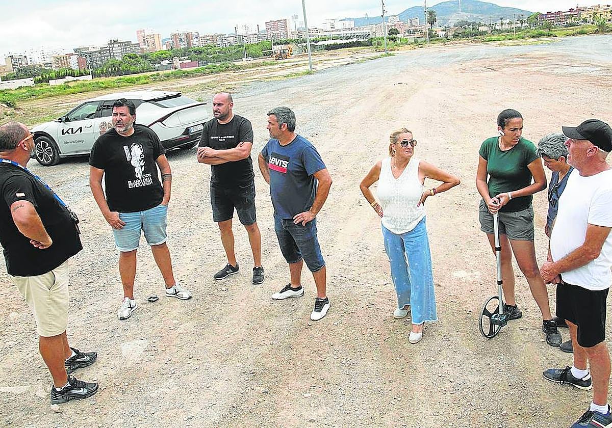 Representantes de los feriantes y el presidente de Tropas y Legiones comprueban sobre el terreno el lugar elegido para montar los caballitos.