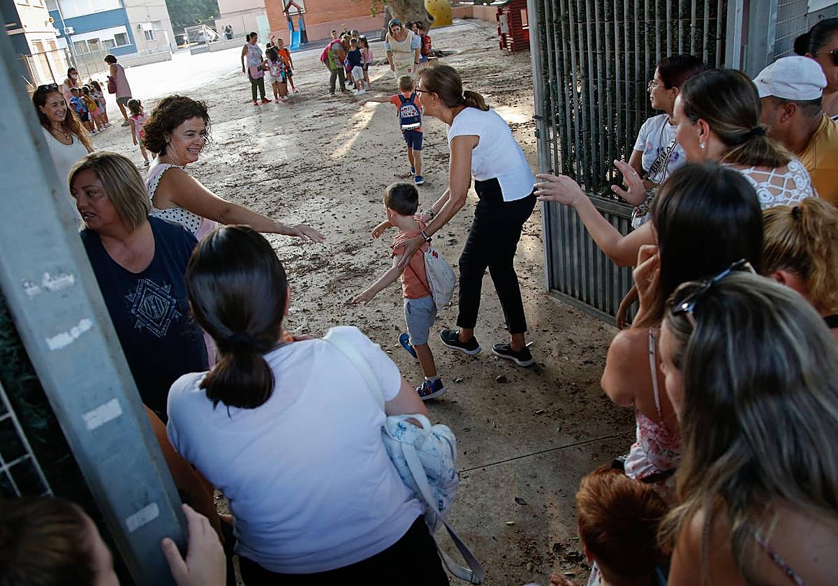 Maestras del Virgen del Carmen, de Cartagena, reciben en la puerta a alumnos de Infantil.