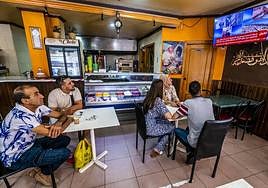 Ciudadanos de la comunidad marroquí de Murcia siguen desde un bar del barrio de San Andrés las noticias sobre el terremoto en Marruecos.
