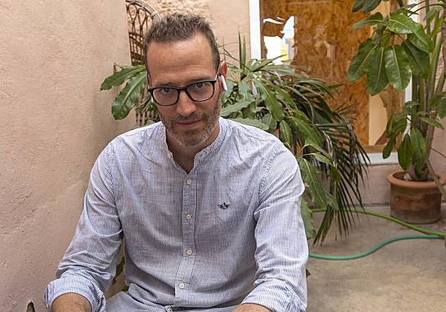 David Abadía, teletrabajando en el Sub-Up Hostel de Cabo de Palos.