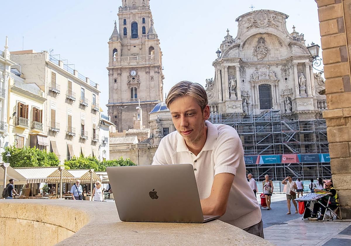 Joel Trubendorffer, en la plaza del Cardenal Belluga de Murcia.