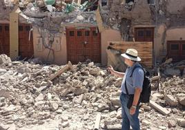 El murciano José Carlos Vicente señala las ruinas de un edificio que se vino abajo por el terremoto de la pasada madrugada en Marrakech.