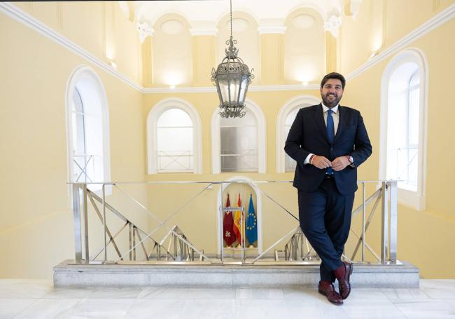 El presidente electo de la Región de Murcia posa en el palacio de San Esteban.