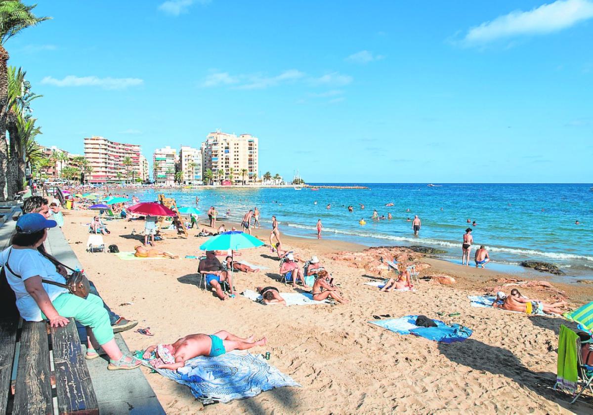 El lecho de roca ya asoma en la parte de la playa más cercana al quiosco de El Tintero.