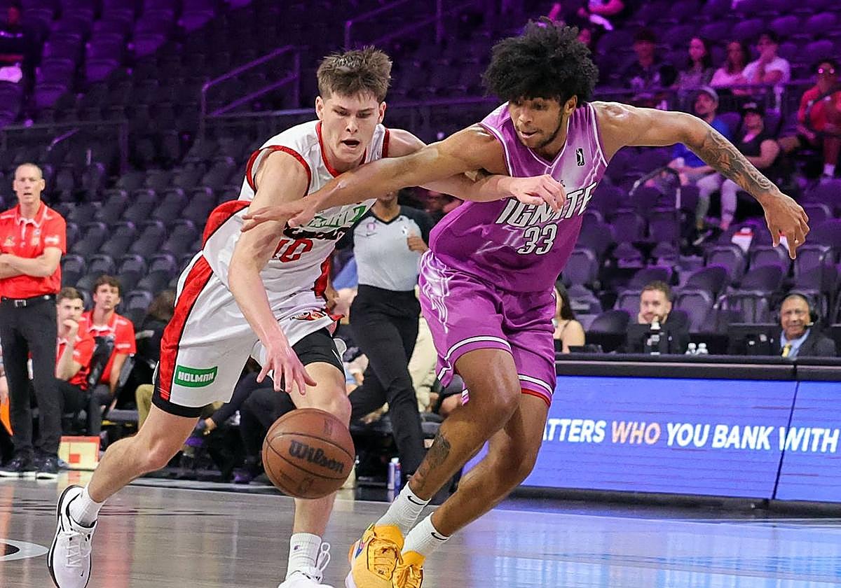 El murciano Izan Almansa, a la derecha, pugna con un jugador del Perth Wildcats australiano en un amistoso disputado ayer en Nevada.