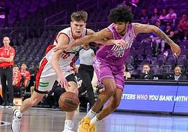 El murciano Izan Almansa, a la derecha, pugna con un jugador del Perth Wildcats australiano en un amistoso disputado ayer en Nevada.