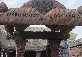 Últimos retoques en la portada de los Mercenarios lobetanos.