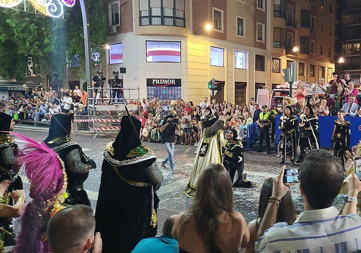 El instante de la pedida de matrimonio en pleno desfile.