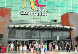 Visitantes accediendo al centro comercial Nueva Condomina hace unos días.