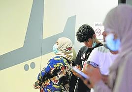 Pasajeros del primer vuelo de Marruecos que llegó al aeropuerto de Corvera, en 2021.