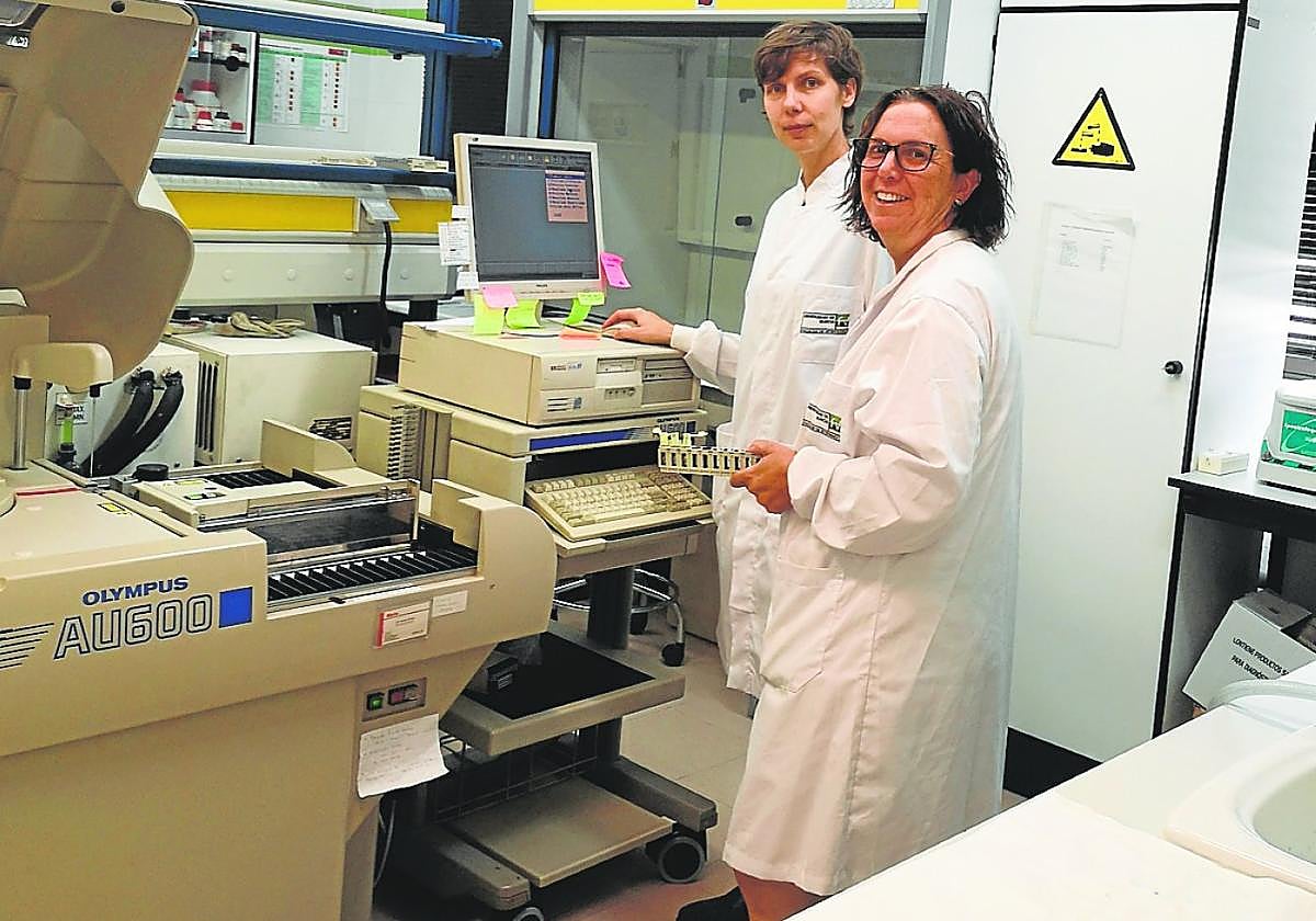 Las investigadoras del laboratorio Interlab Asta Tvarijonaviciute y Silvia Martínez Subiela, en el laboratorio.