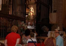 Visita de los devotos ayer a la Patrona en la Catedral.