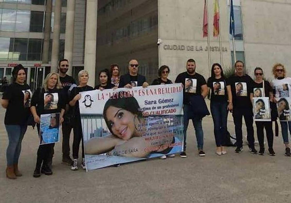 Protesta de la familia de Sara Gómez a las puertas de la Ciudad de la Justicia de Murcia, en una imagen de archivo.