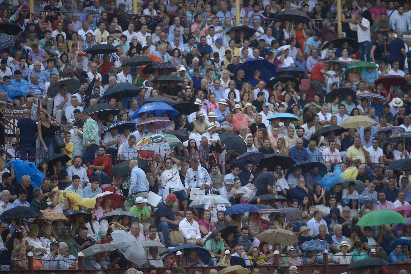 Las imágenes de los asistentes a la corrida de La Romería