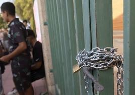 Imagen de las cadenas colocadas en la puerta del IES Menárguez Costa de Los Alcázares, este martes, en señal de protesta.