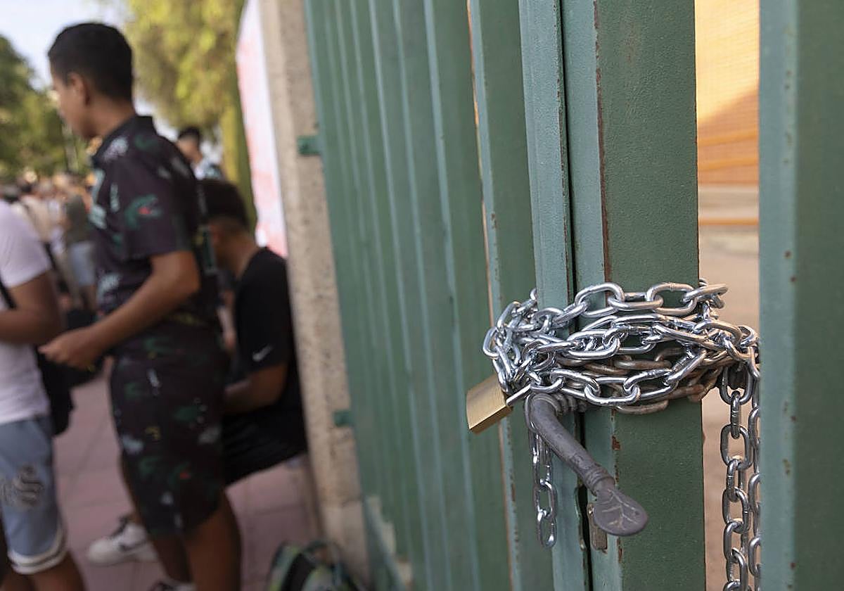 Imagen de las cadenas colocadas en la puerta del IES Menárguez Costa de Los Alcázares, este martes, en señal de protesta.