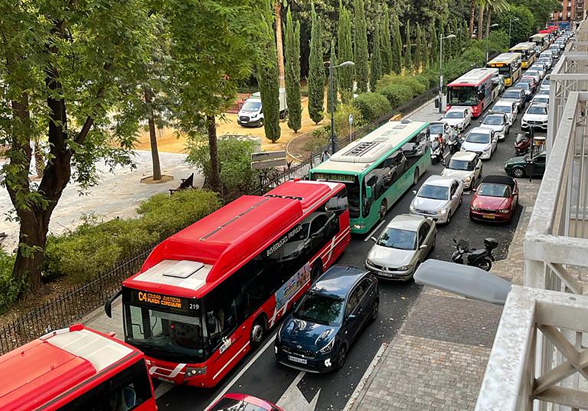 La calle Proclamación del barrio del Carmen en uno de los atascos de este miércoles.