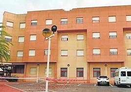 Huellas del impacto de un rayo sobre el muro de la terraza de la residencia de San Basilio.