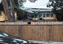 Varios técnicos valoran el alcance de los daños en el colegio San Antonio.