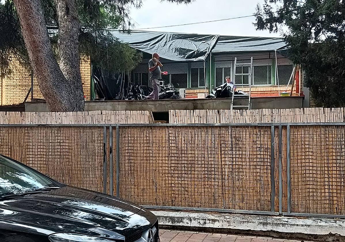 Varios técnicos valoran el alcance de los daños en el colegio San Antonio.