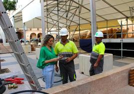 La concejala de Festejos supervisa el dispositivo de feria en la plaza de España.