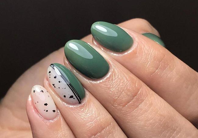 Manicura combinada de verde con 'milky'.