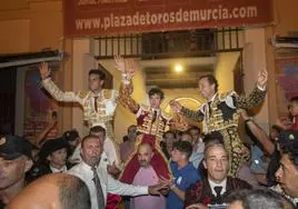 Fernando Adrián, Jorge Martínez y Rafaelillo salieron anoche por la puerta grande en la plaza de toros de Murcia.