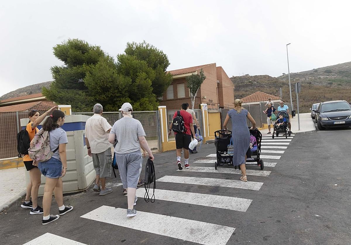 Los padres llevan a sus hijos ayer al colegio Enrique Viviente de La Unión.